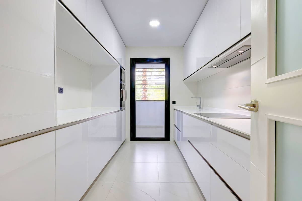 Middle Floor Apartment in Estepona — photo 5 of 10