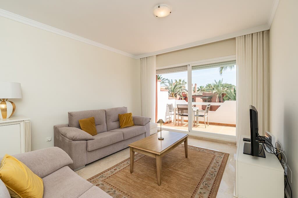 Middle Floor Apartment in Marbella — photo 3 of 10