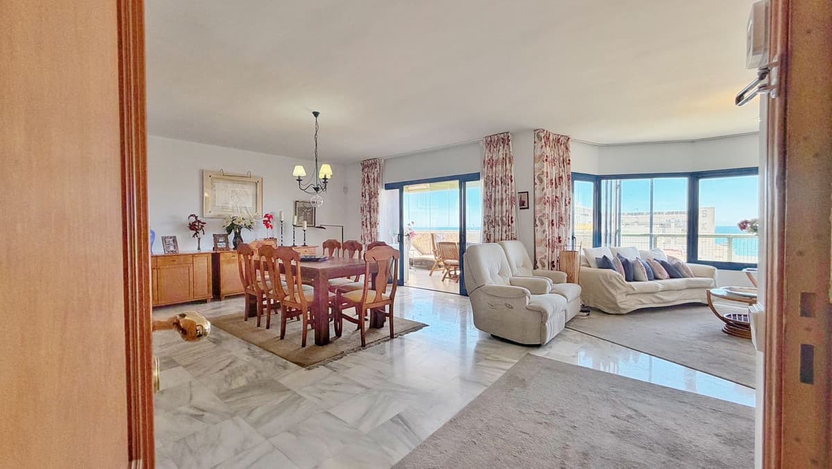 Middle Floor Apartment in Marbella — photo 3 of 10