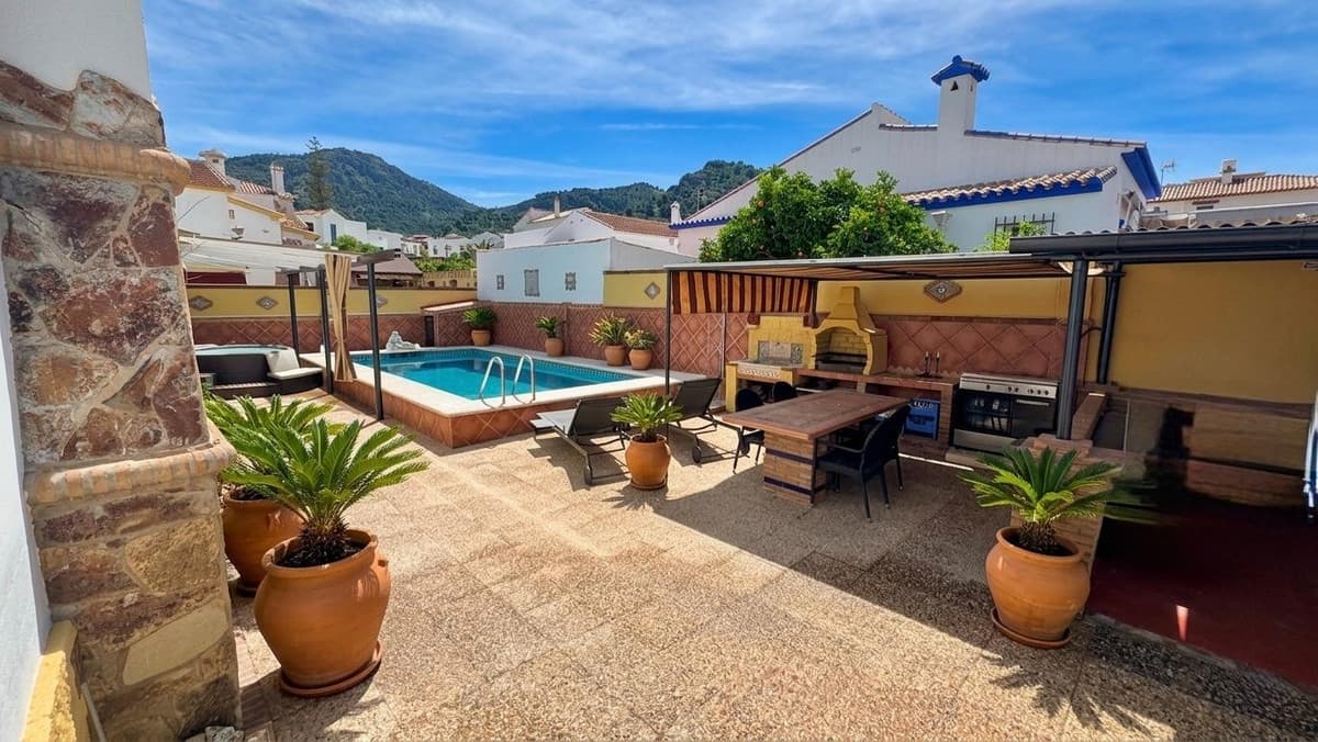 Detached Villa in Alhaurín de la Torre — photo 3 of 10