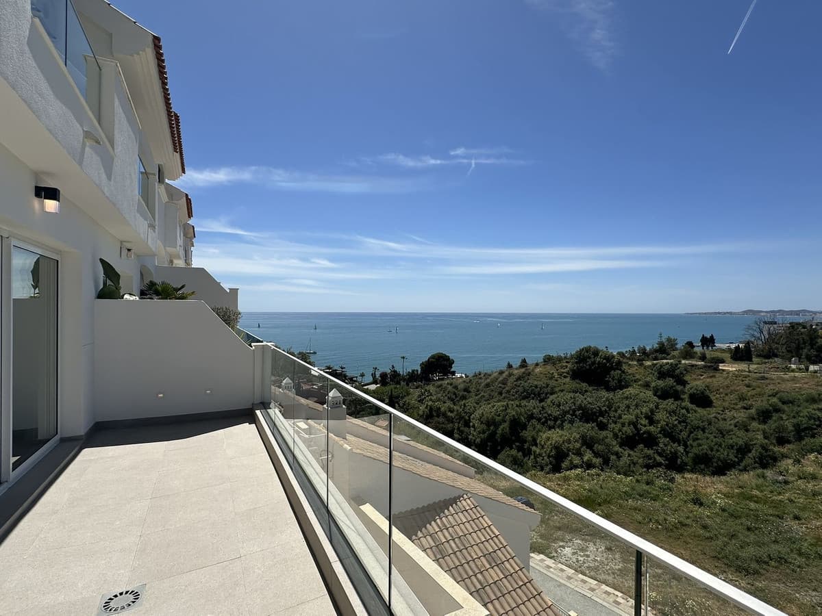 Townhouse in Torrequebrada — photo 1 of 10