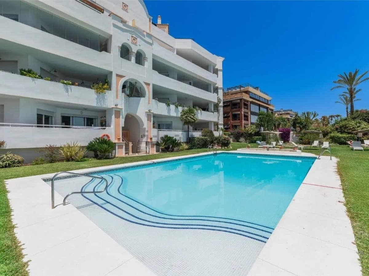 Middle Floor Apartment in Marbella — photo 1 of 10
