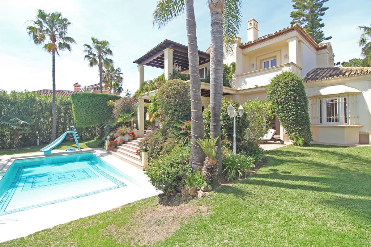 Detached Villa in Bahía de Marbella — photo 1 of 10