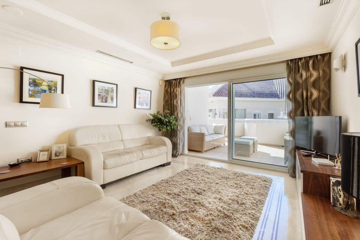 Middle Floor Apartment in Nueva Andalucía — photo 4 of 10