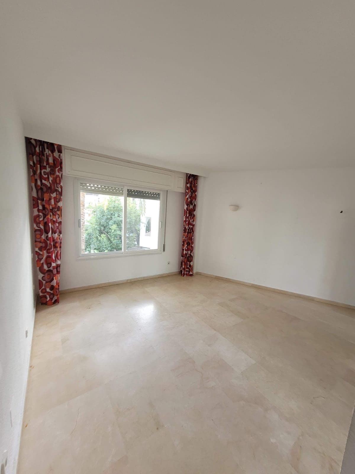Middle Floor Apartment in Estepona — photo 3 of 10