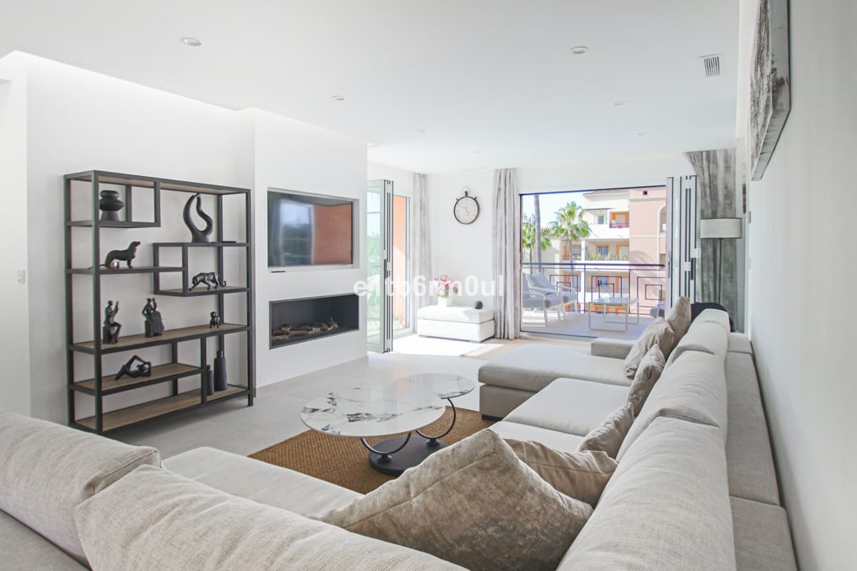 Middle Floor Apartment in Nueva Andalucía — photo 3 of 10