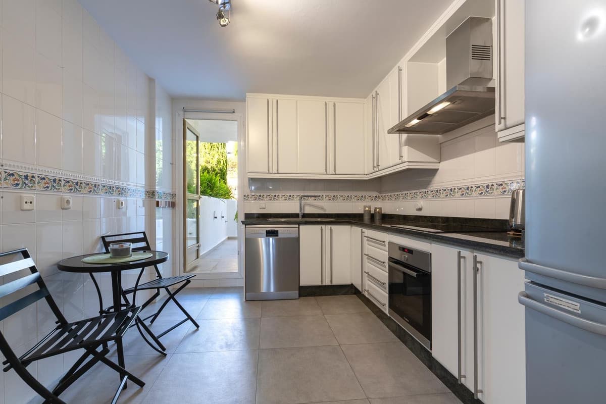 Middle Floor Apartment in Nueva Andalucía — photo 10 of 10