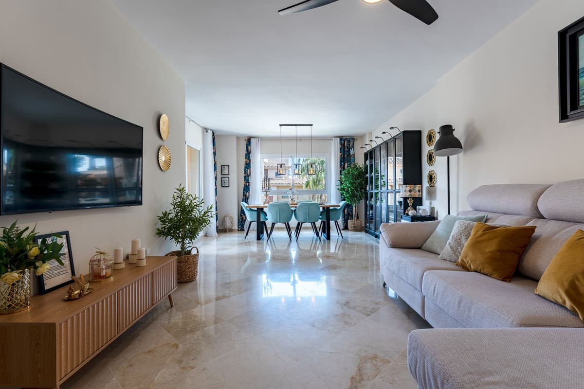 Middle Floor Apartment in Calahonda — photo 3 of 10