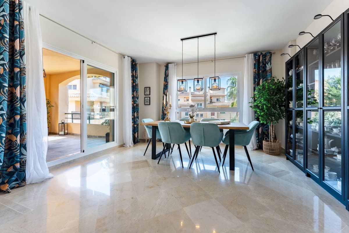 Middle Floor Apartment in Calahonda — photo 4 of 10