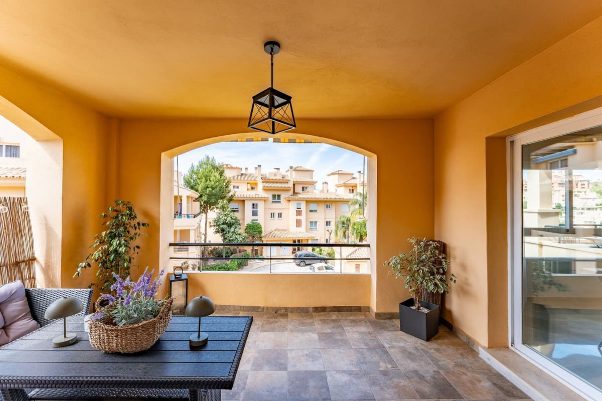Middle Floor Apartment in Calahonda — photo 5 of 10