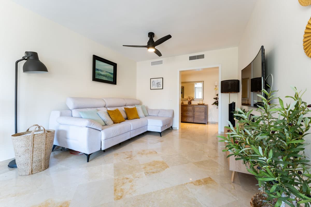 Middle Floor Apartment in Calahonda — photo 8 of 10