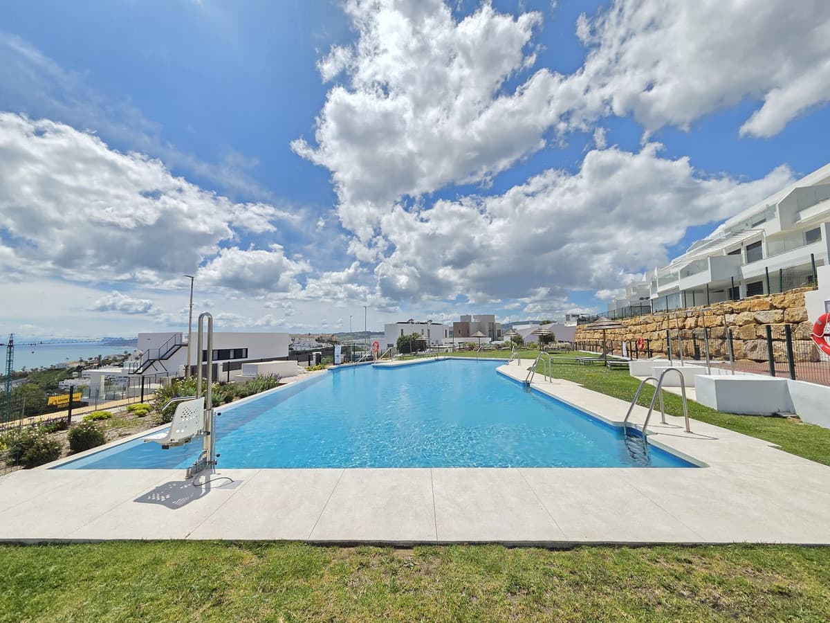 Middle Floor Apartment in Estepona — photo 2 of 10