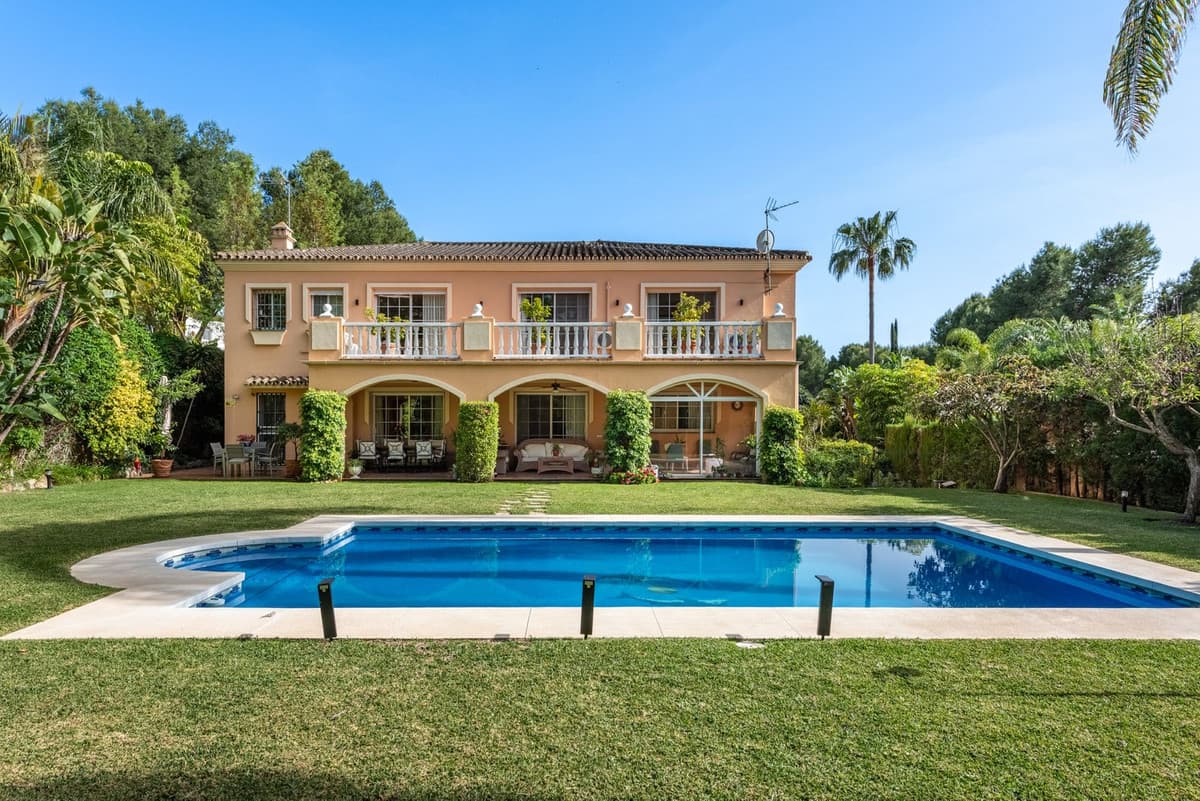 Detached Villa in Nueva Andalucía — photo 1 of 10