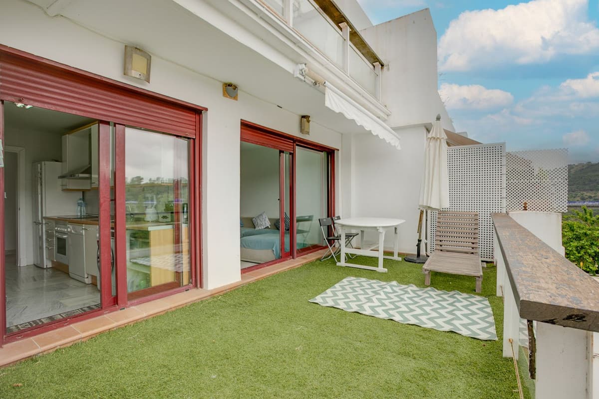 Middle Floor Apartment in Benahavís — photo 1 of 10