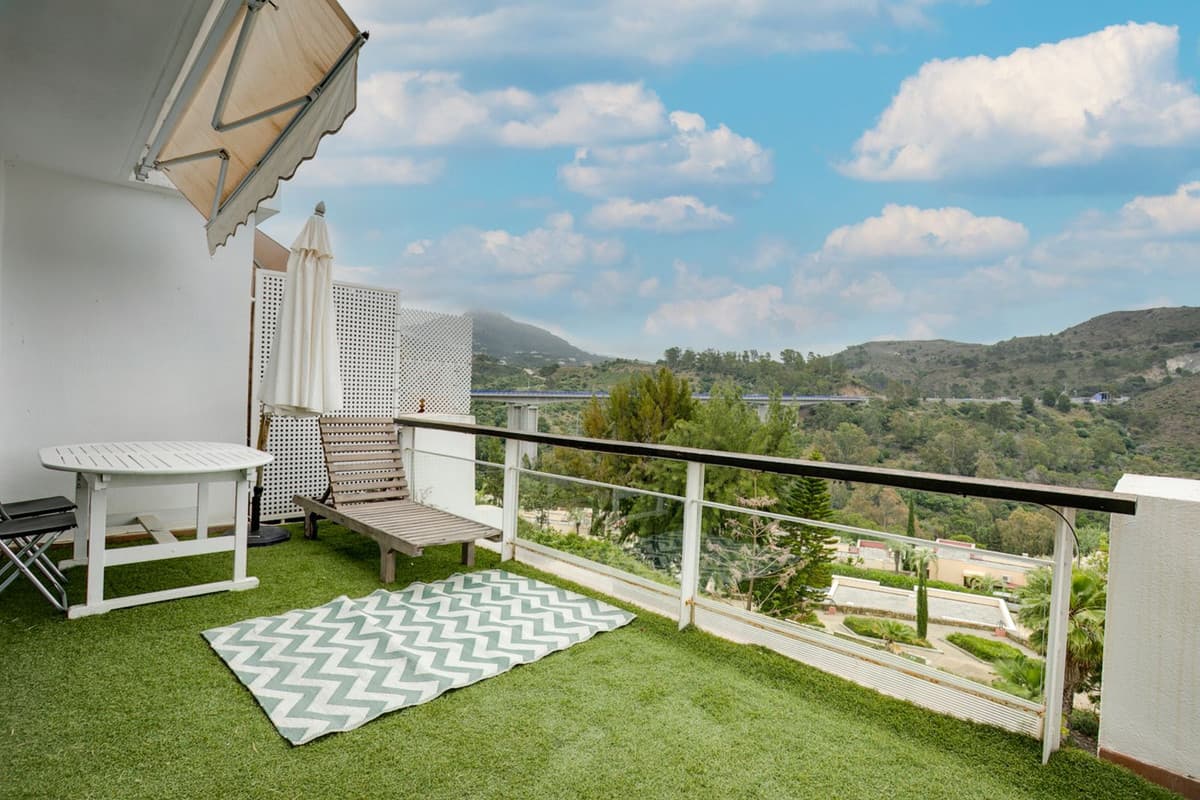 Middle Floor Apartment in Benahavís — photo 4 of 10