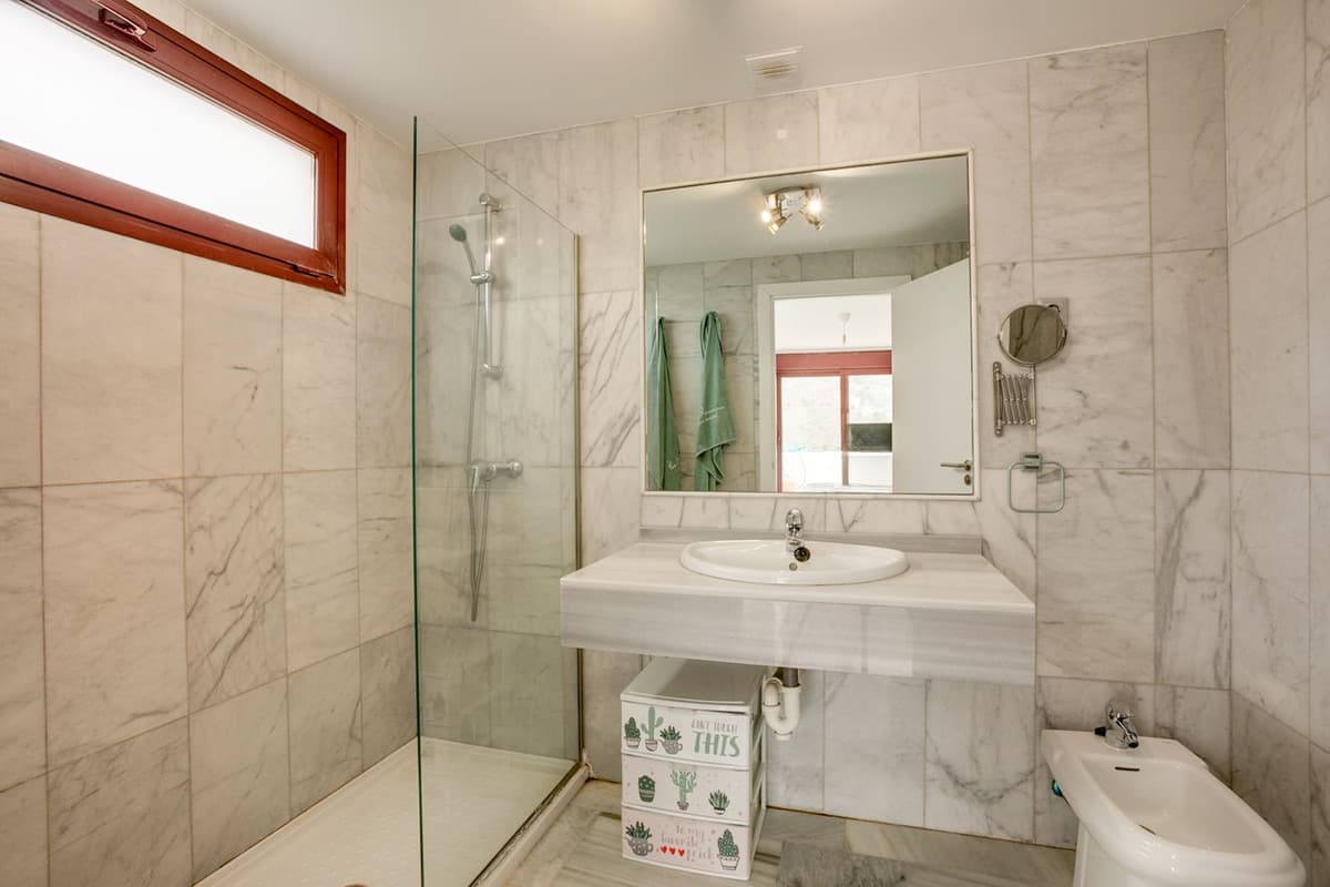 Middle Floor Apartment in Benahavís — photo 7 of 10