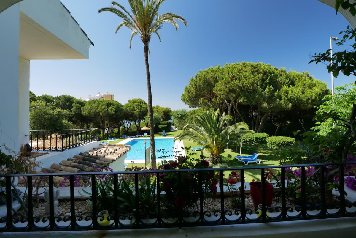 Middle Floor Apartment in Puerto de Cabopino — photo 10 of 10