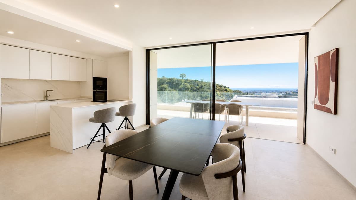 Middle Floor Apartment in La Quinta — photo 8 of 10