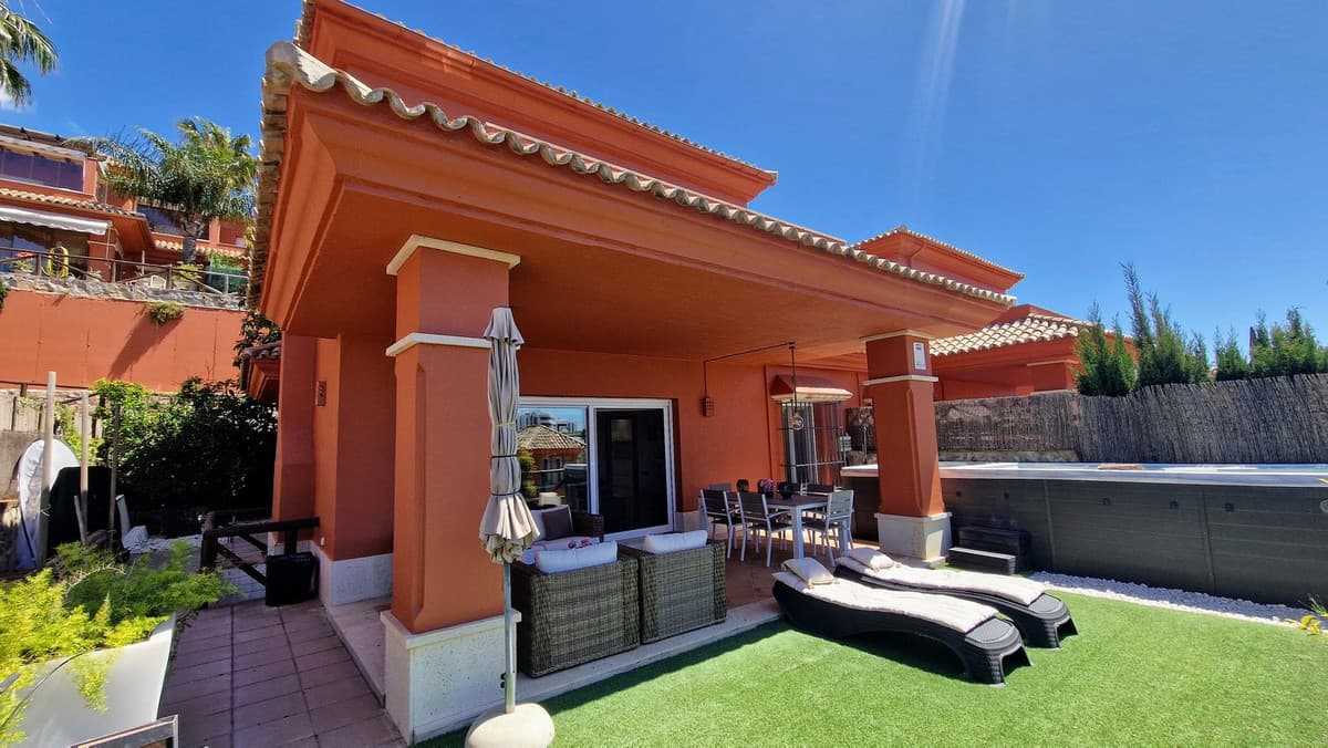 Semi-Detached House in Santa Clara — photo 1 of 10