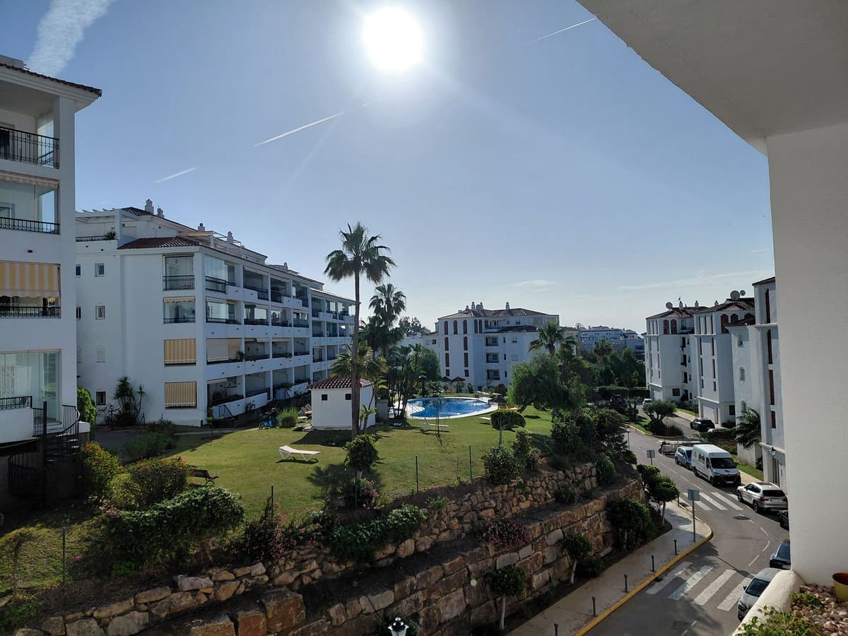 Middle Floor Apartment in Calahonda — photo 1 of 10