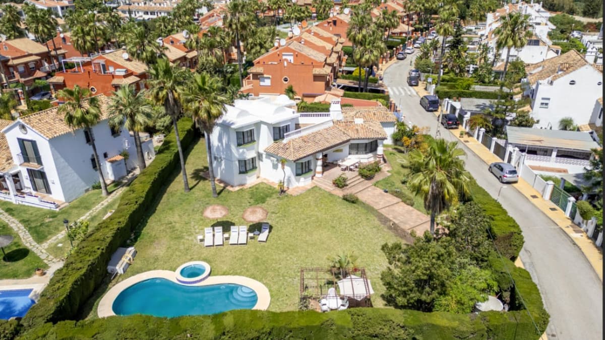 Detached Villa in Estepona — photo 1 of 10