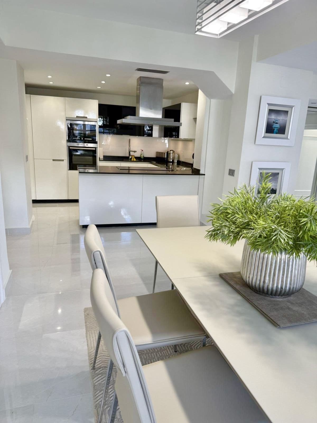 Middle Floor Apartment in Elviria — photo 6 of 10