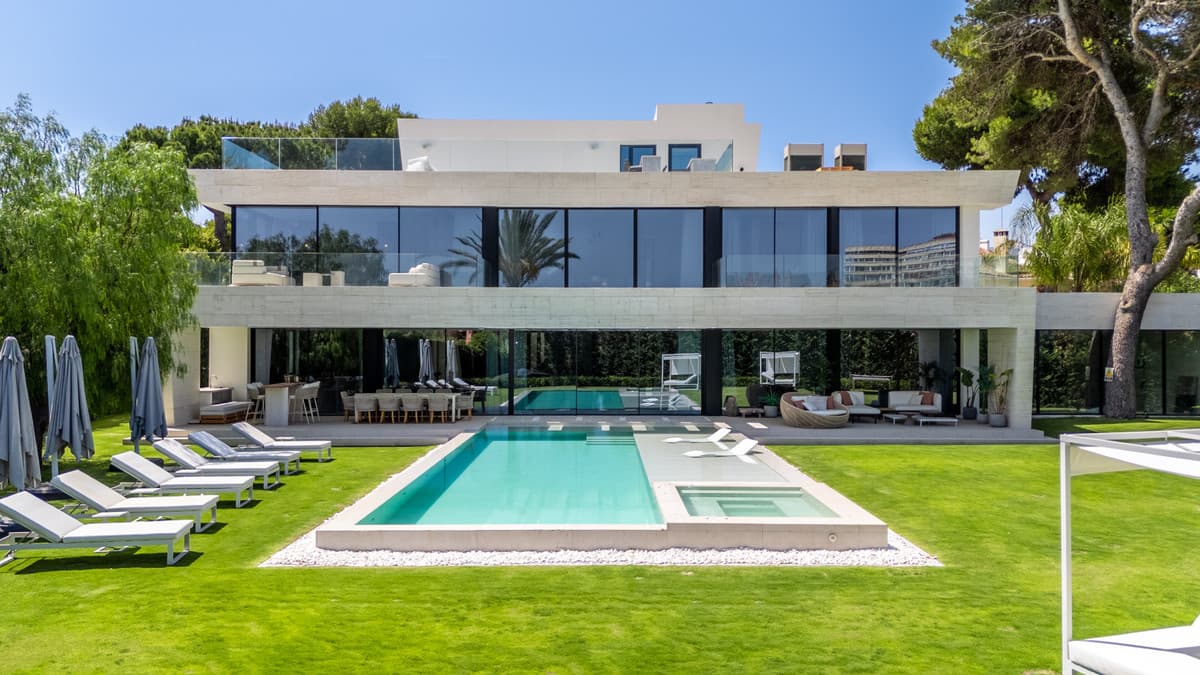 Detached Villa in Los Monteros — photo 1 of 10