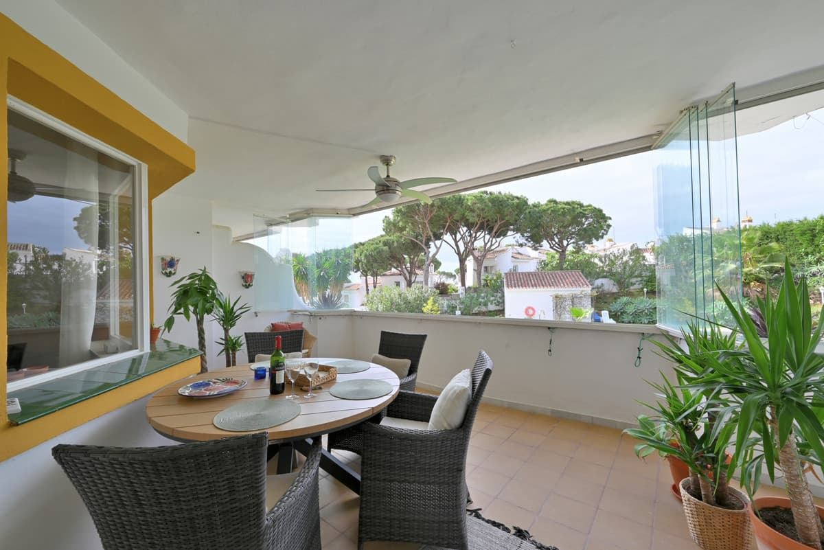 Middle Floor Apartment in Calahonda — photo 1 of 10
