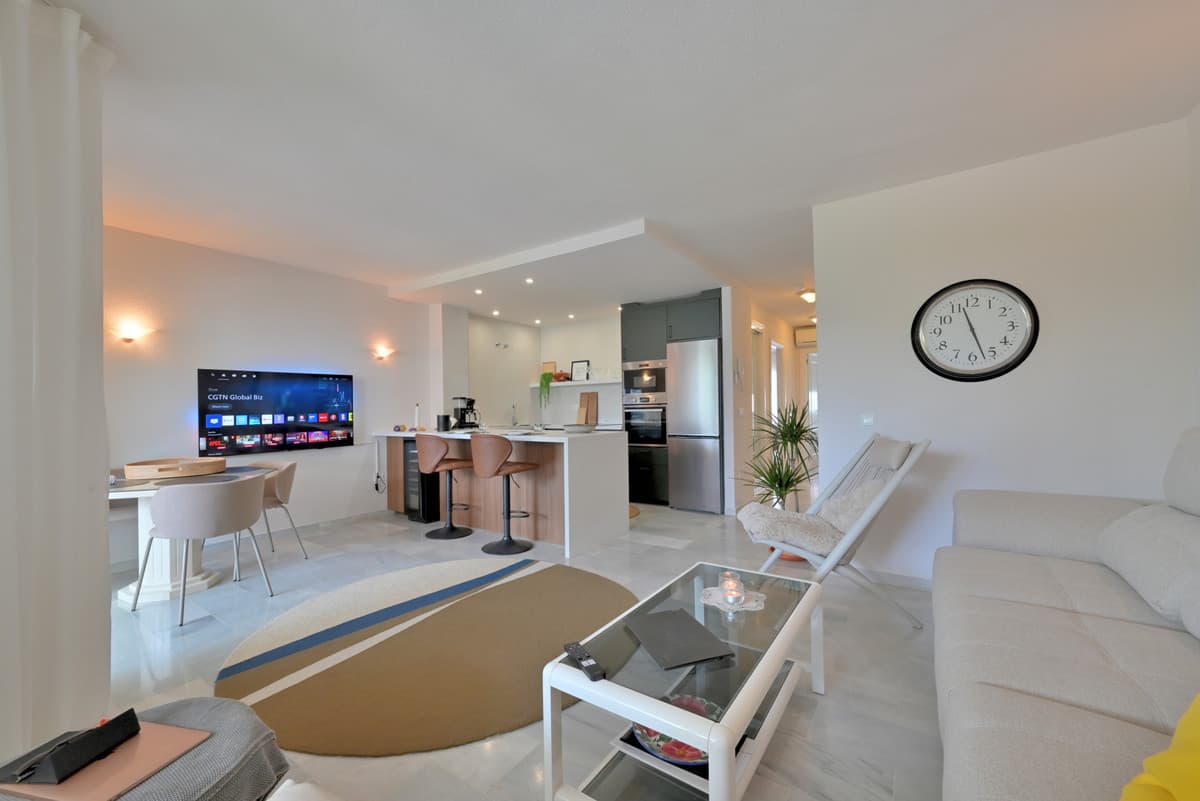 Middle Floor Apartment in Calahonda — photo 2 of 10