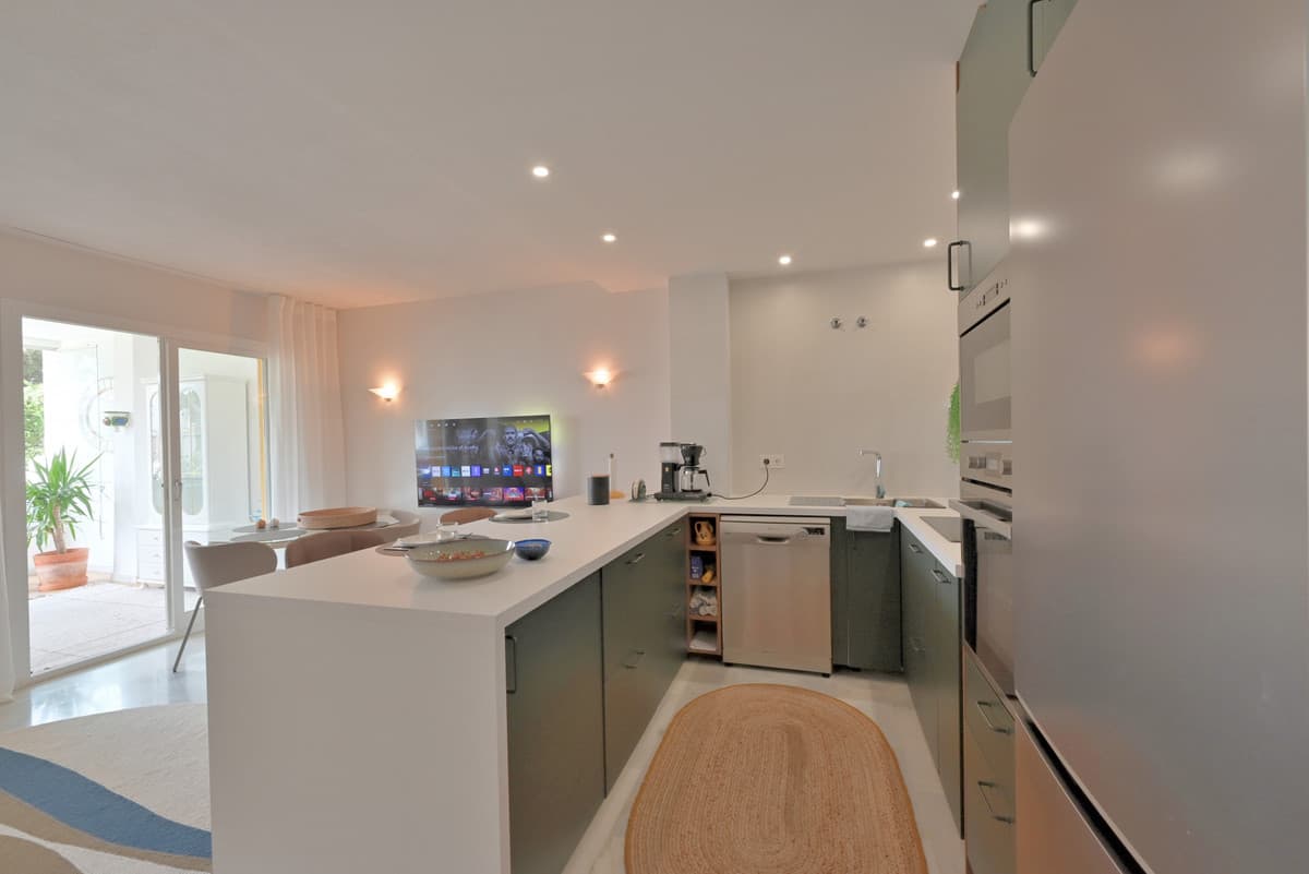 Middle Floor Apartment in Calahonda — photo 3 of 10