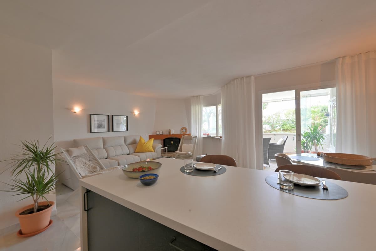Middle Floor Apartment in Calahonda — photo 7 of 10