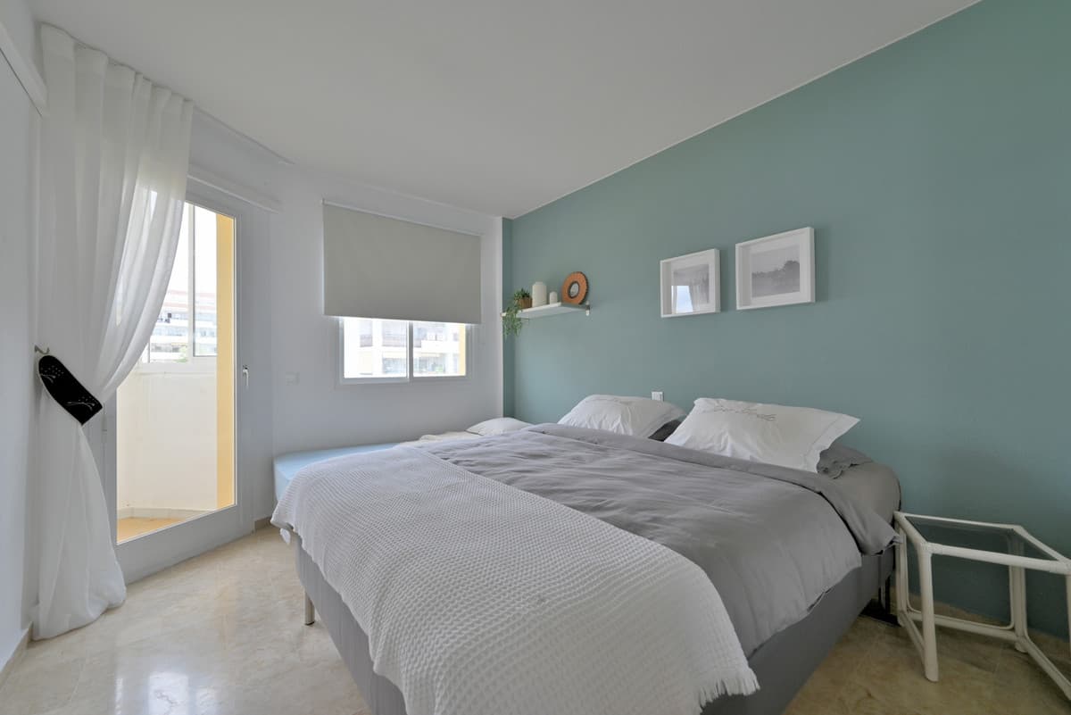 Middle Floor Apartment in Calahonda — photo 8 of 10