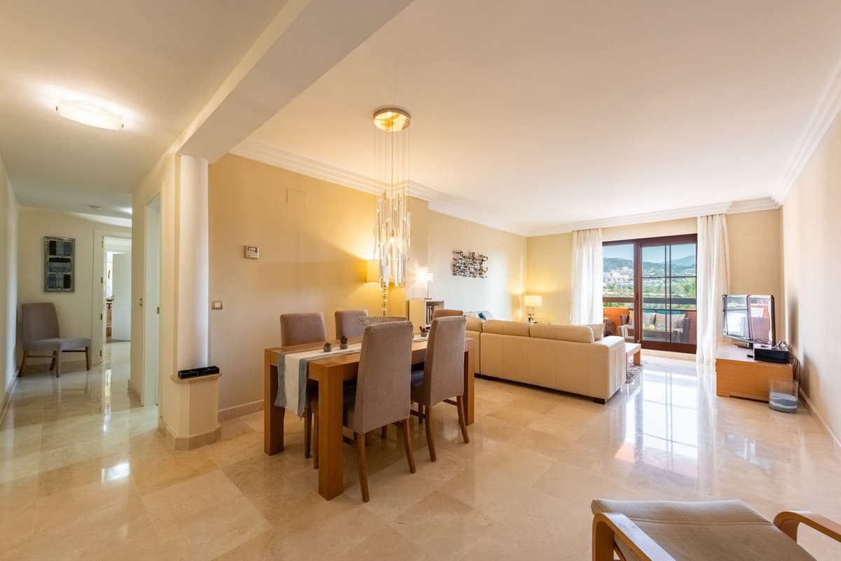 Middle Floor Apartment in Benahavís — photo 2 of 10