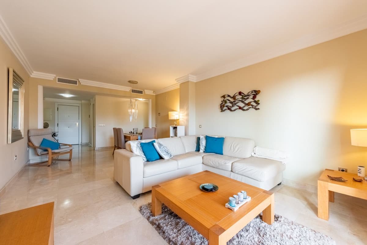 Middle Floor Apartment in Benahavís — photo 4 of 10
