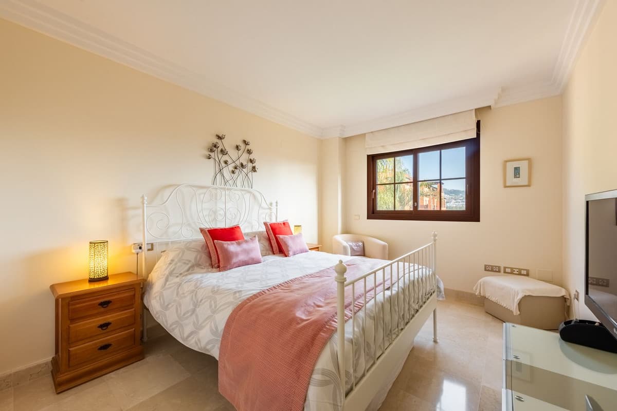 Middle Floor Apartment in Benahavís — photo 6 of 10