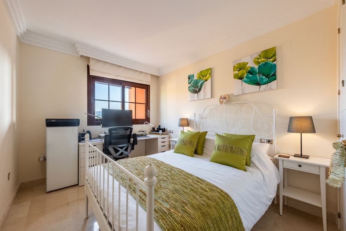 Middle Floor Apartment in Benahavís — photo 7 of 10