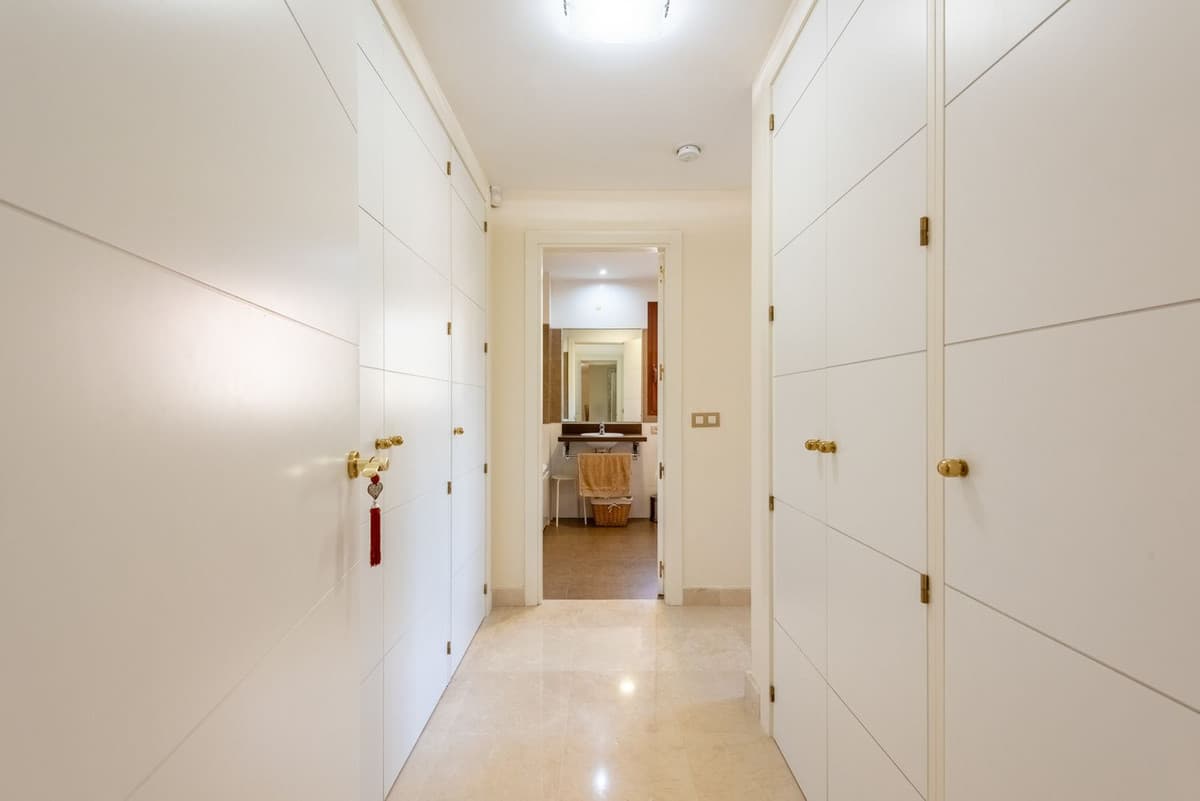 Middle Floor Apartment in Benahavís — photo 9 of 10