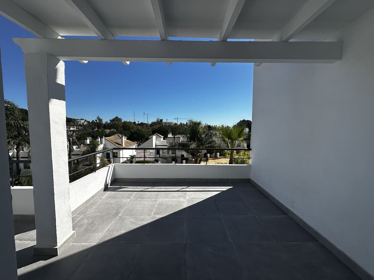 Middle Floor Apartment in Nueva Andalucía — photo 3 of 10