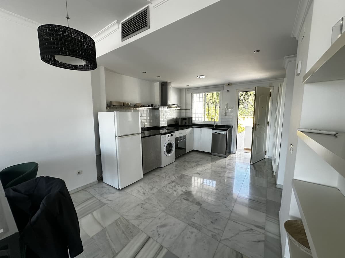 Middle Floor Apartment in Nueva Andalucía — photo 7 of 10