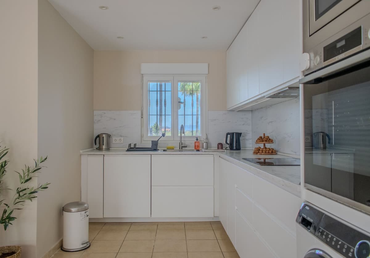 Middle Floor Apartment in Estepona — photo 8 of 10