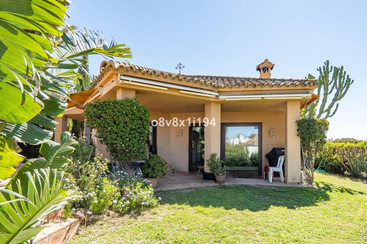 Detached Villa in Marbella — photo 1 of 10