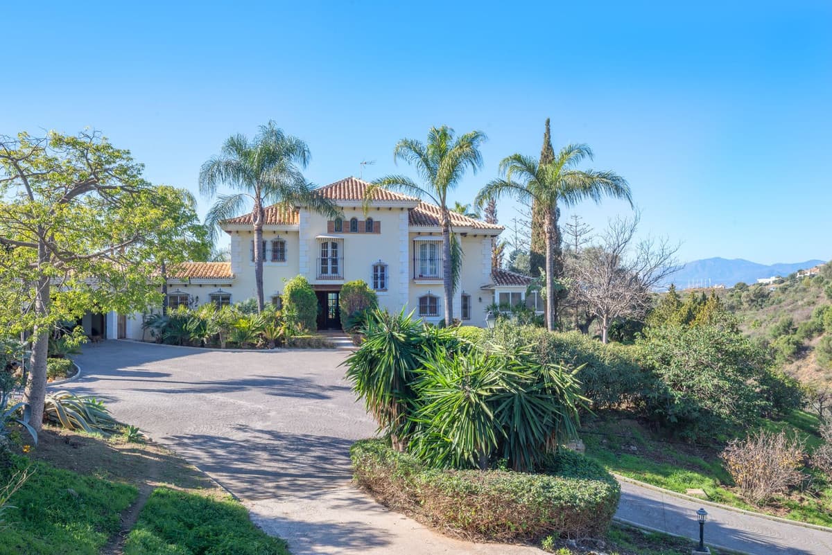 Detached Villa in Altos de los Monteros — photo 2 of 10