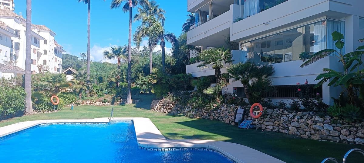 Middle Floor Apartment in Elviria — photo 2 of 10