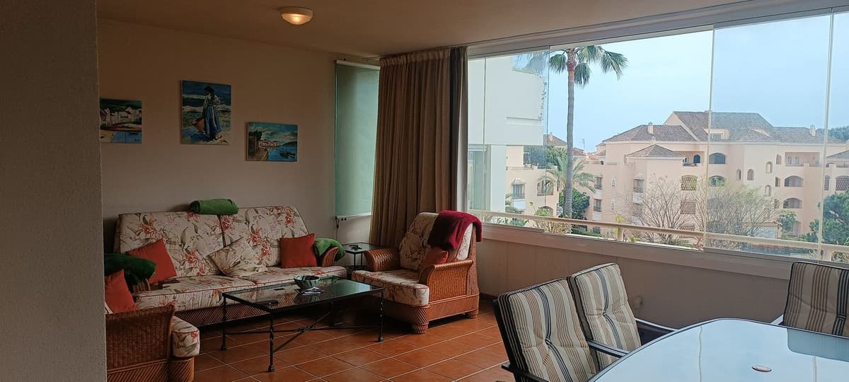 Middle Floor Apartment in Elviria — photo 8 of 10