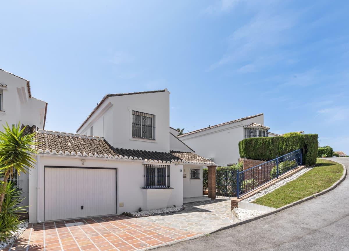 Detached Villa in El Chaparral — photo 1 of 10
