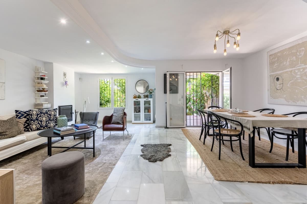 Townhouse in The Golden Mile — photo 1 of 10