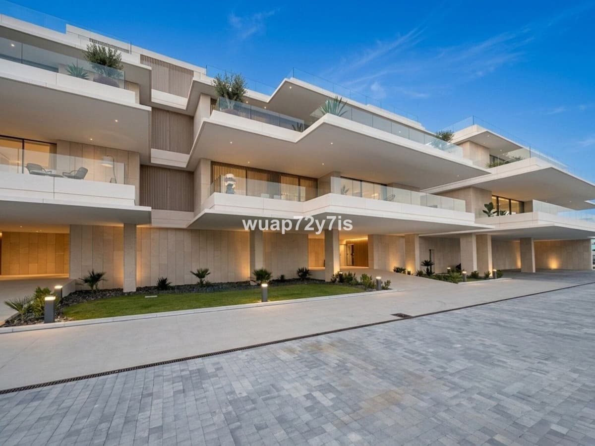 Middle Floor Apartment in La Quinta — photo 2 of 10