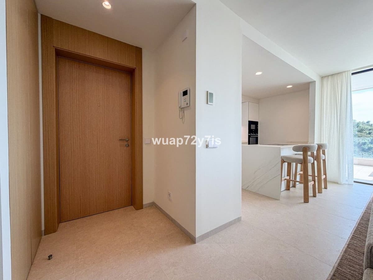 Middle Floor Apartment in La Quinta — photo 3 of 10