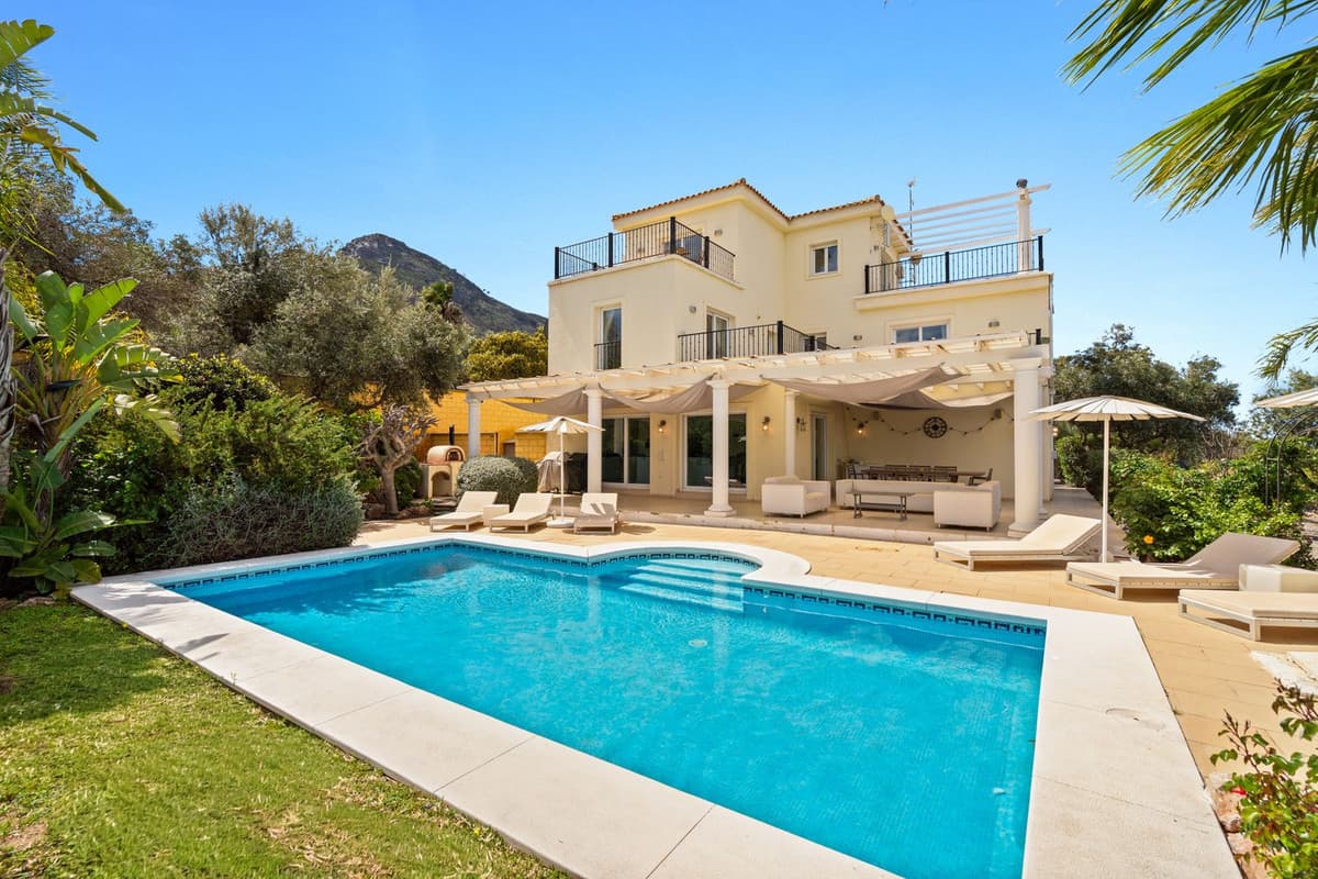 Detached Villa in Alhaurín el Grande — photo 2 of 10