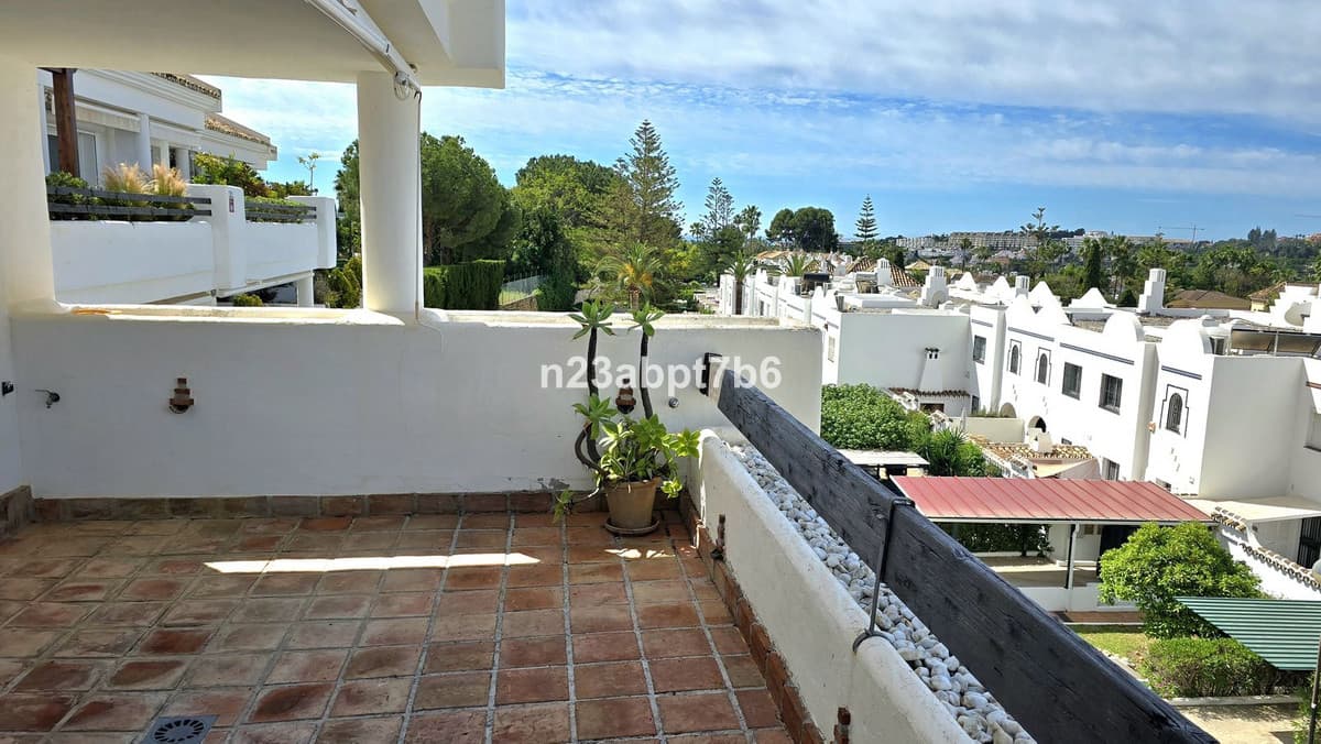 Middle Floor Apartment in Nueva Andalucía — photo 6 of 10